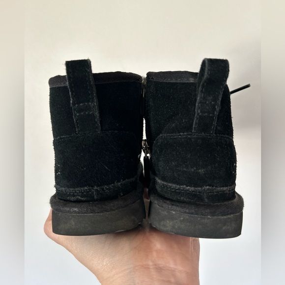 UGG Black Neumel II Boot Size 11 Kids - Picture 2 of 10